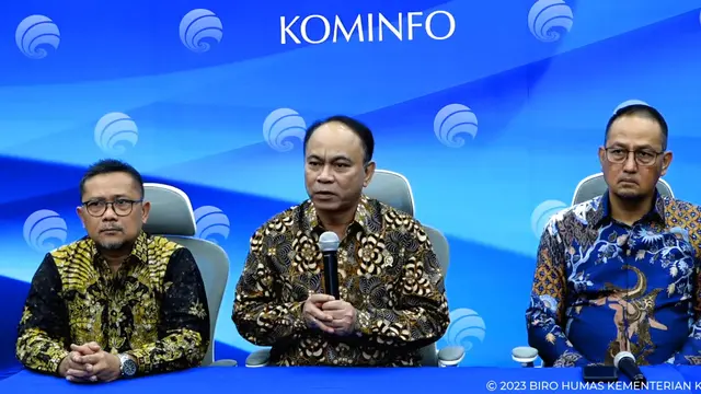 Menkominfo Budi Arie (tengah) dalam konferensi pers terkait pemberantasan hoaks jelang Pemilu 2024.
