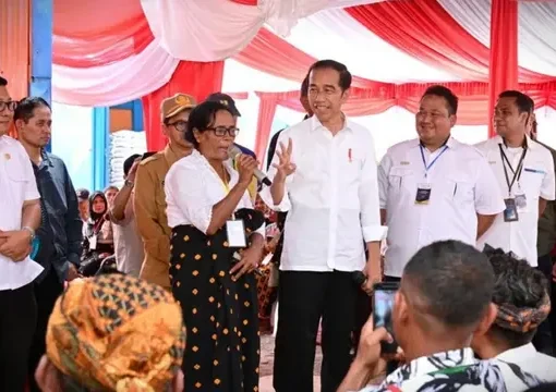 Presiden Joko Widodo atau Jokowi mengunjungi Kompleks Pergudangan Danga, Kabupaten Nagekeo, Provinsi Nusa Tenggara Timur (NTT), Selasa (5/12/2023).