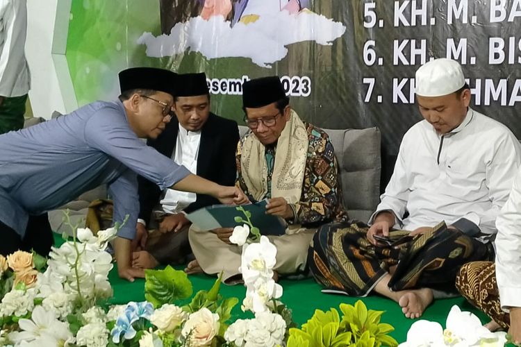 Mahfud MD (dua kanan) saat menghadiri haul pendiri Ponpes Al Islah di Desa/Kecamatan Bungah, Gresik, Jawa Timur