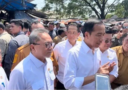 Menteri Perdagangan (Mendag) RI Zulkifli Hasan (Zulhas) kembali dampingi Presiden Jokowi, setelah sehari sebelumnya ikut menyalurkan bansos beras di Gudang Perum Bulog di Kelapa Gading. Hari ini, Zulhas juga ikut mendampingi Presiden blusukan ke Pasar Kranggot, Cilegon, Selasa (12/9/2023).