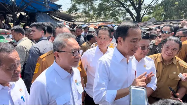 Menteri Perdagangan (Mendag) RI Zulkifli Hasan (Zulhas) kembali dampingi Presiden Jokowi, setelah sehari sebelumnya ikut menyalurkan bansos beras di Gudang Perum Bulog di Kelapa Gading. Hari ini, Zulhas juga ikut mendampingi Presiden blusukan ke Pasar Kranggot, Cilegon, Selasa (12/9/2023).