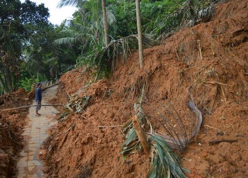 Bencana tanah longsor terjadi di enam kampung di Desa Cianaga, Kecamatan Kabandungan, Kabupaten Sukabumi, Jawa Barat.