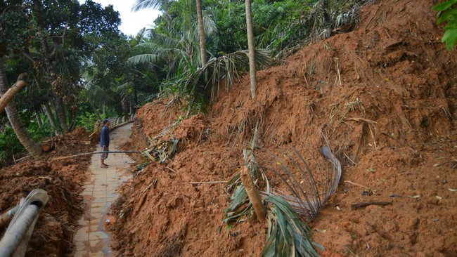 Bencana tanah longsor terjadi di enam kampung di Desa Cianaga, Kecamatan Kabandungan, Kabupaten Sukabumi, Jawa Barat.