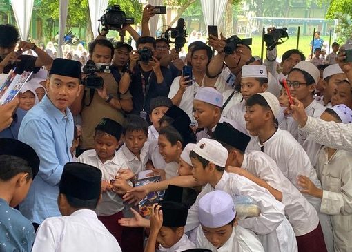 Cawapres Gibran dikerubungi siswa saat berkampanye di Tangerang.