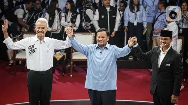 Tiga Calon Presiden, Ganjar Pranowo, Prabowo Subianto dan Anies Baswedan (kiri ke kanan) mengangkat tangan usai debat perdana Pilpres 2024 di halaman Gedung Komisi Pemilihan Umum (KPU), Selasa (12/12/2023).