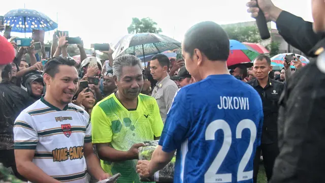 Presiden Joko Widodo atau Jokowi bermain sepak bola bersama warga Desa Batu Cermin di Lapangan Bola Wae Kesambi, NTT, Senin (4/12/2023).