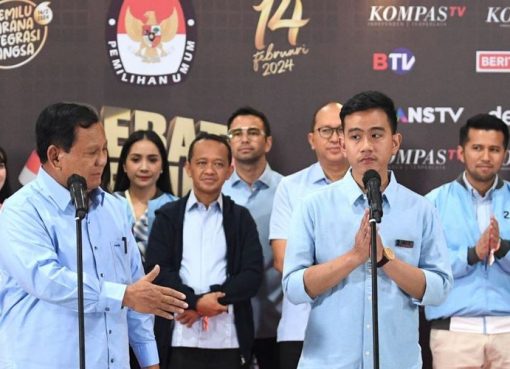 Calon presiden dan calon wakil presiden nomor urut 2, Prabowo Subianto (kiri) dan Gibran Rakabuming Raka (kanan) memberikan keterangan pers usai debat calon wakil presiden Pemilu 2024 di JCC, Jakarta, Jumat (22/12/2023).