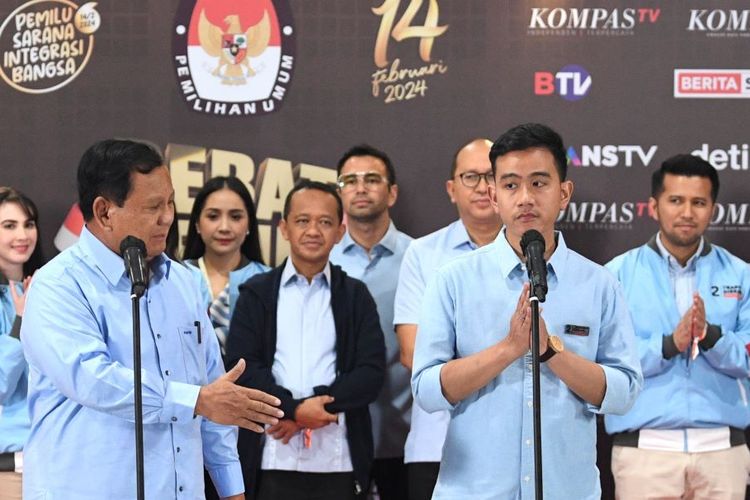 Calon presiden dan calon wakil presiden nomor urut 2, Prabowo Subianto (kiri) dan Gibran Rakabuming Raka (kanan) memberikan keterangan pers usai debat calon wakil presiden Pemilu 2024 di JCC, Jakarta, Jumat (22/12/2023).