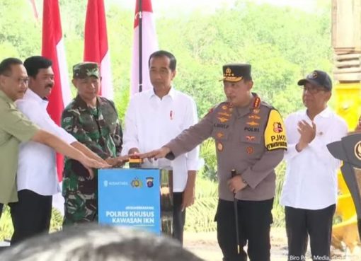 Presiden Joko Widodo bersama Kapolri Jenderal Listyo Sigit Prabowo dan Panglima TNI Jenderal Agus Subiyanto saat melakukan groundbreaking pembangunan Polres Khusus IKN di Kalimantan Timur, Kamis (21/12/2023).