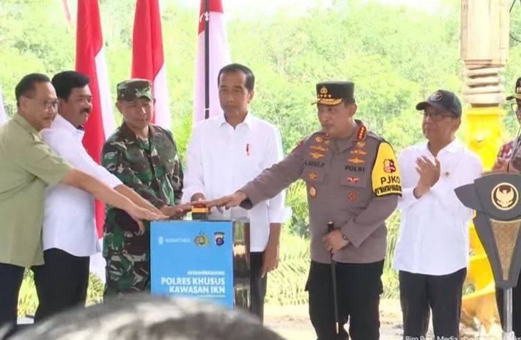 Presiden Joko Widodo bersama Kapolri Jenderal Listyo Sigit Prabowo dan Panglima TNI Jenderal Agus Subiyanto saat melakukan groundbreaking pembangunan Polres Khusus IKN di Kalimantan Timur, Kamis (21/12/2023).