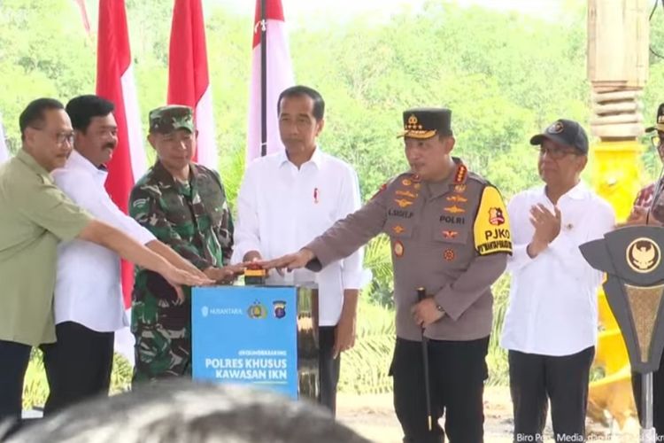 Presiden Joko Widodo bersama Kapolri Jenderal Listyo Sigit Prabowo dan Panglima TNI Jenderal Agus Subiyanto saat melakukan groundbreaking pembangunan Polres Khusus IKN di Kalimantan Timur, Kamis (21/12/2023).