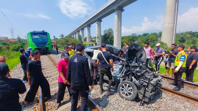 Kecelakaan maut sebuah minibus dengan Kereta feeder Kereta Cepat Whoosh di perlintasan di Kabupaten Bandung Barat.