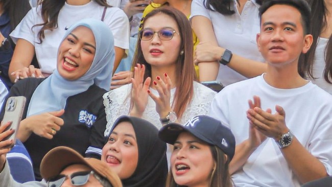 Gibran ditemani istri dan Ketua DPP PAN Zita Anjani.