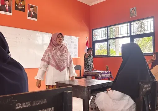 Kepala SMK Negeri 1 Kediri, Siti Dhomroh saat memberikan informasi kepada siswa SMK Negeri 1 Kediri, Nusa Tenggara Barat.