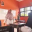 Kepala SMK Negeri 1 Kediri, Siti Dhomroh saat memberikan informasi kepada siswa SMK Negeri 1 Kediri, Nusa Tenggara Barat.