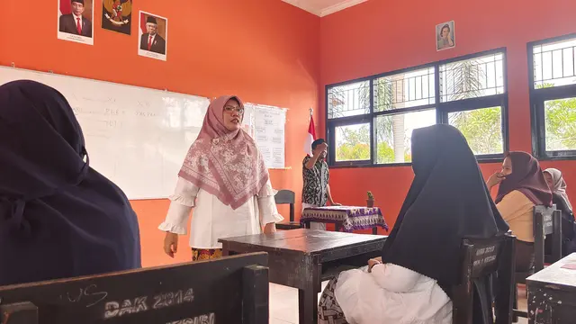 Kepala SMK Negeri 1 Kediri, Siti Dhomroh saat memberikan informasi kepada siswa SMK Negeri 1 Kediri, Nusa Tenggara Barat.