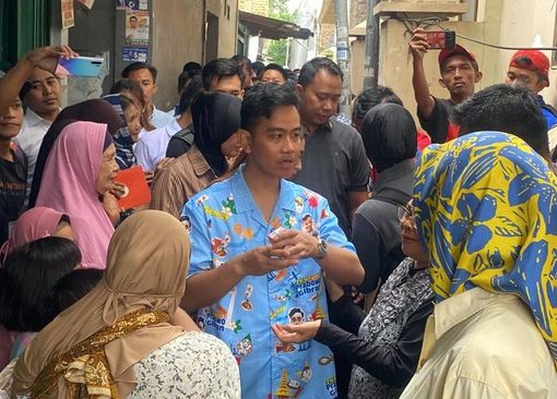 Ketua TKD Airin Rachmi jadi juru foto Gibran saat cawapres nomor urut 2 itu berkampanye di Tangerang. Banyak ibu-ibu minta foto bareng Gibran.