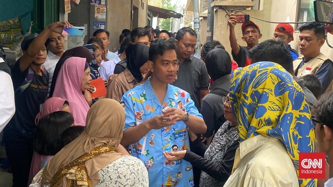 Ketua TKD Airin Rachmi jadi juru foto Gibran saat cawapres nomor urut 2 itu berkampanye di Tangerang. Banyak ibu-ibu minta foto bareng Gibran.