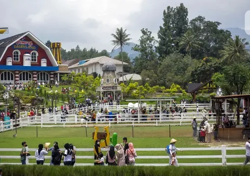Sejumlah wisatawan menikmati keindahaan alam di Cimory Dairyland, Puncak, Bogor, Jawa Barat.