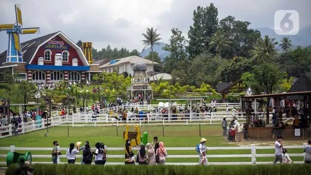 Sejumlah wisatawan menikmati keindahaan alam di Cimory Dairyland, Puncak, Bogor, Jawa Barat.