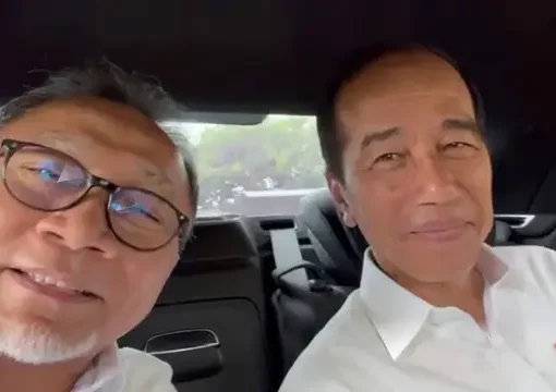 Mendag Zulkifli Hasan (Zulhas) bersama Presiden Jokowi di dalam Mobil RI 1.