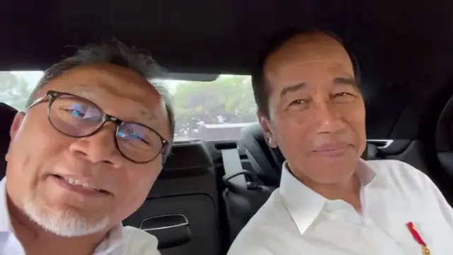 Mendag Zulkifli Hasan (Zulhas) bersama Presiden Jokowi di dalam Mobil RI 1.