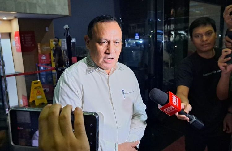 Ketua nonaktif Komisi Pemberantasan Korupsi (KPK) Firli Bahuri memberikan keterangan pers terkait pengunduran diri dari jabatan ketua dan pimpinan KPK di Kantor Dewan Pengawas KPK, Jakarta, Kamis (21/12/2023).