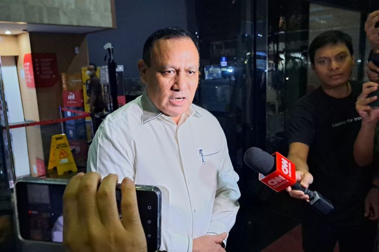 Ketua nonaktif Komisi Pemberantasan Korupsi (KPK) Firli Bahuri memberikan keterangan pers terkait pengunduran diri dari jabatan ketua dan pimpinan KPK di Kantor Dewan Pengawas KPK, Jakarta, Kamis (21/12/2023).