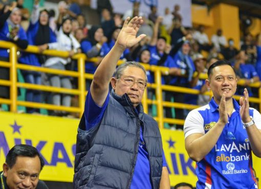 Presiden Republik Indonesia ke-6 Susilo Bambang Yudhoyono hadir mendampingi timnya.Jakarta LavAni Allo Bank dalam pertandingan pembuka Proliga 2023 menghadapi Jakarta BNI 46, Kamis (5/1/2023) di Gor Sabilulungan, Kompleks Stadion Si Jalak Harupat, Soreang, Kabupaten Bandung.