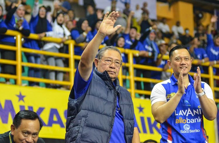 Presiden Republik Indonesia ke-6 Susilo Bambang Yudhoyono hadir mendampingi timnya.Jakarta LavAni Allo Bank dalam pertandingan pembuka Proliga 2023 menghadapi Jakarta BNI 46, Kamis (5/1/2023) di Gor Sabilulungan, Kompleks Stadion Si Jalak Harupat, Soreang, Kabupaten Bandung.