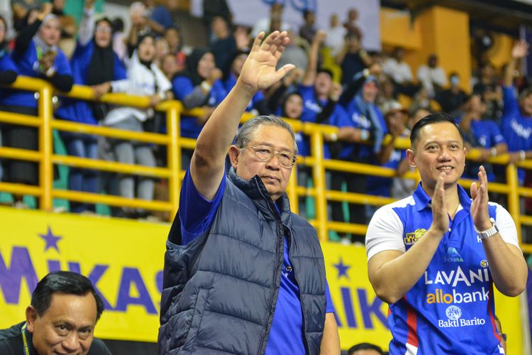 Presiden Republik Indonesia ke-6 Susilo Bambang Yudhoyono hadir mendampingi timnya.Jakarta LavAni Allo Bank dalam pertandingan pembuka Proliga 2023 menghadapi Jakarta BNI 46, Kamis (5/1/2023) di Gor Sabilulungan, Kompleks Stadion Si Jalak Harupat, Soreang, Kabupaten Bandung.