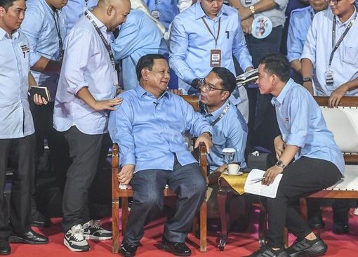 Prabowo dikerubungi tim.