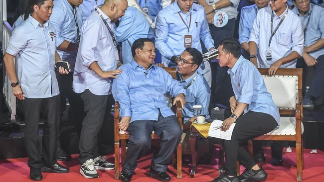 Prabowo dikerubungi tim.