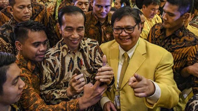 Presiden Jokowi didampingi Airlangga Hartarto saat menghadiri acara Partai Golkar.