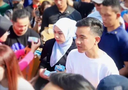 Calon wakil presiden (cawapres) Gibran Rakabuming Raka sempat mendatangi Car Free Day (CFD) di Bunderan Hotel Indonesia, Jakarta. Sembari jalan santai, dia pun ditemani oleh Blue Squad PAN.