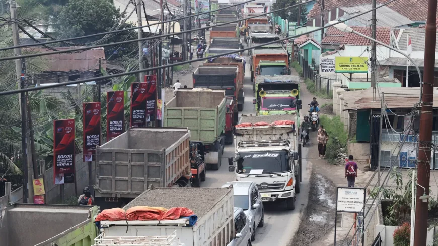 Truk di Parung Panjang.