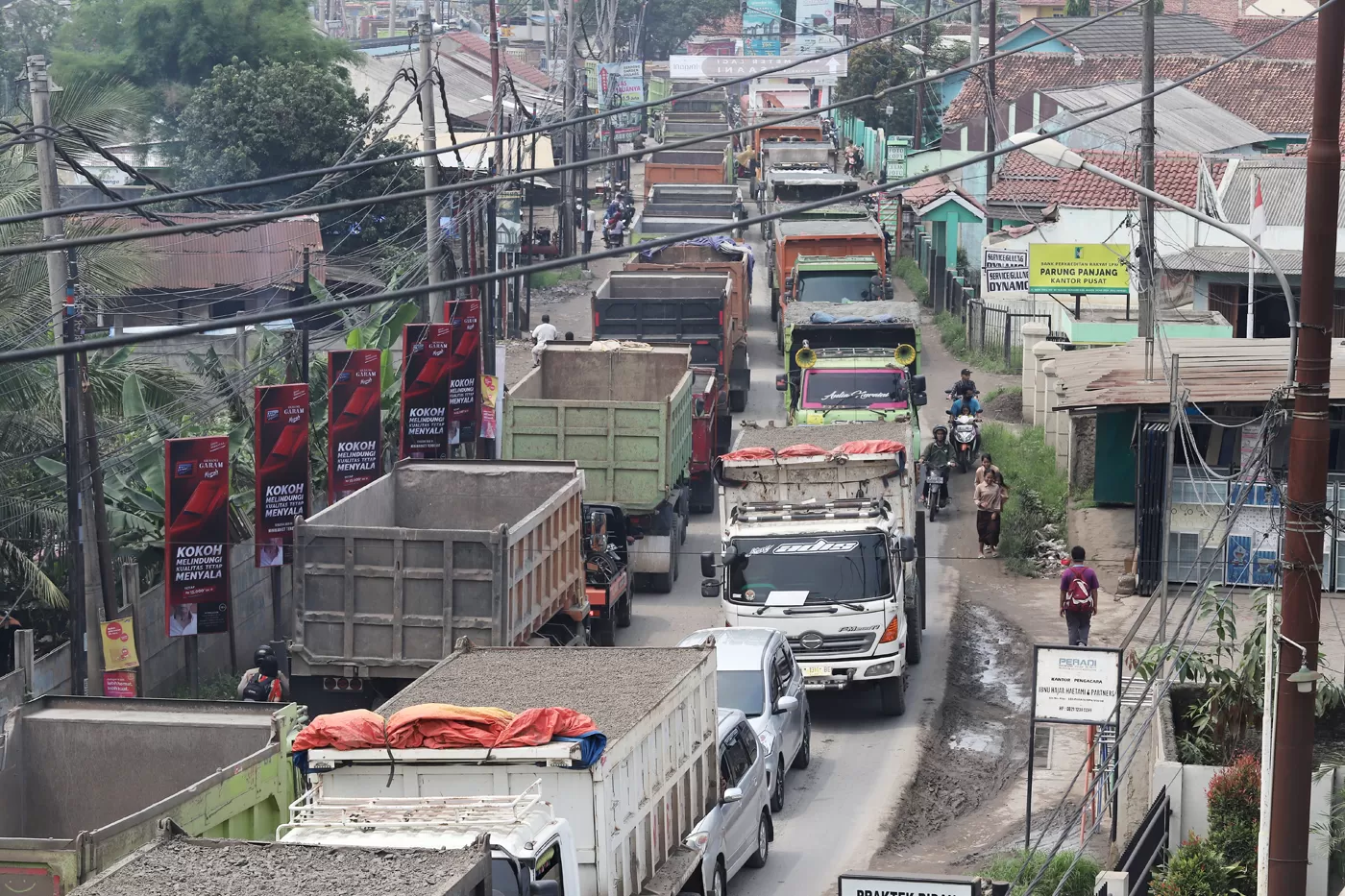 Truk di Parung Panjang.