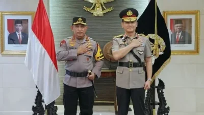 Irjen Pol Firman Santyabudi (kanan) menyerahkan jabatannya sebagai Kepala Korps Lalu Lintas (Kakorlantas) Polri kepada Kapolri Jenderal Pol Listyo Sigit Prabowo (kiri). Penyerahan jabatan itu dilakukan lantaran Firman resmi memasuki masa pensiunnya dari Polri.