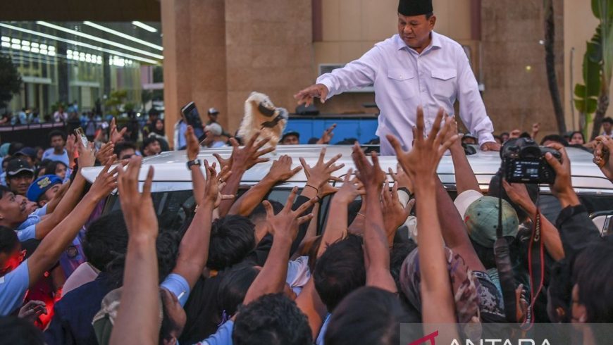 Calon Presiden nomor urut dua Prabowo Subianto menghadiri acara silaturahmi dengan masyarakat Aceh di MZ Coffe, Banda Aceh, Selasa (26/12/2023).