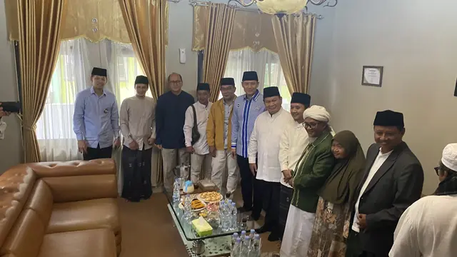 Calon Presiden nomor urut 2 Prabowo Subianto silaturahmi dengan pimpinan Pondok Pesantren (Ponpes) Miftahul Huda di Manonjaya, Tasikmalaya, pada Sabtu (2/12/2023).