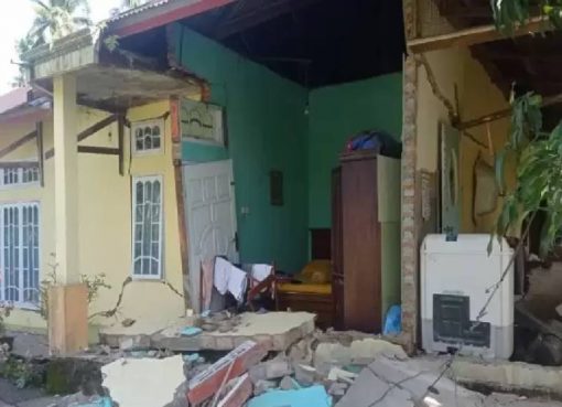 Rumah rusak akibat gempa di Bogor..