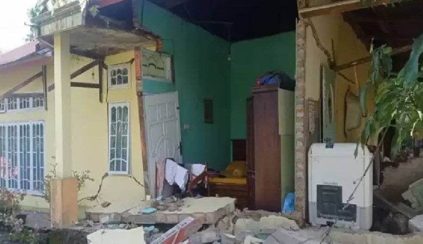 Rumah rusak akibat gempa di Bogor..