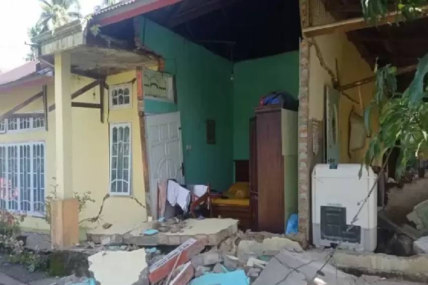 Rumah rusak akibat gempa di Bogor..