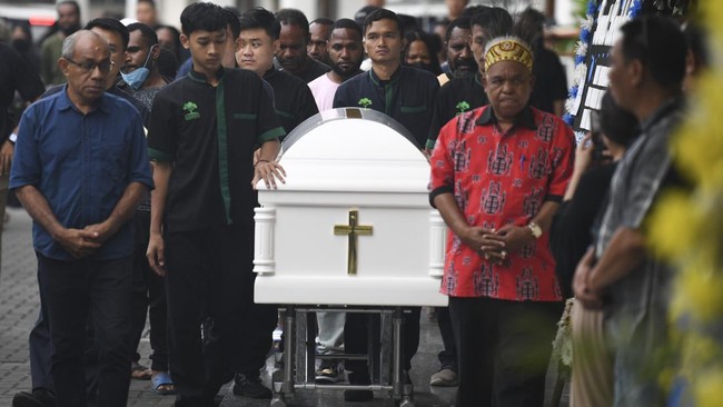 Iring-iringan antar jenazah eks Gubernur Papua Lukas Enembe rusuh.