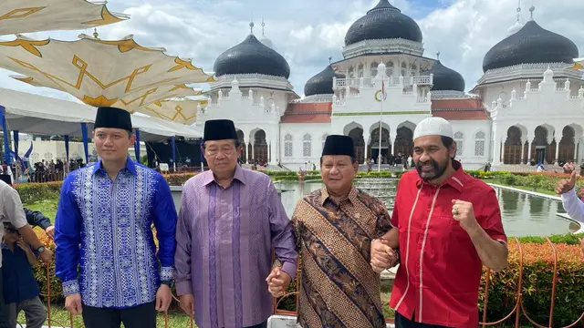 Prabowo, SBY, AHY hingga mantan Panglima GAM Zakir Manan foto bersama di Masjid Baiturrahman Aceh.