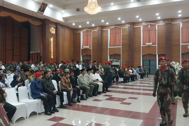Menteri Pertahanan (Menhan) Prabowo Subianto tampak hadir dalam persemayaman Doni Monardo di Mako Kopassus, Cijantung, Jakarta Timur, Senin (4/12/2023).