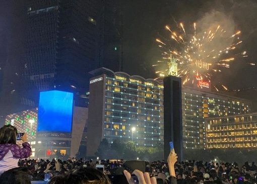 Suasana malam tahun baru di Bundaran HI, Jakarta Pusat.