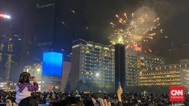 Suasana malam tahun baru di Bundaran HI, Jakarta Pusat.