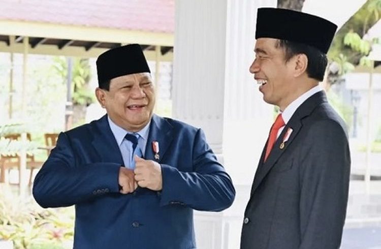 Menteri Pertahanan Prabowo Subianto bersama Presiden Republik Indonesia Joko Widodo (Jokowi) di sela peringatan Hari Ulang Tahun (HUT) ke-77 TNI.