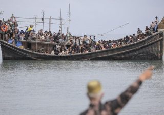 Warga Aceh menolak imigran Rohingya yang mendarat di pesisir kampung mereka, dan meminta kelompok imigran itu naik ke kapal dan melaut lagi.